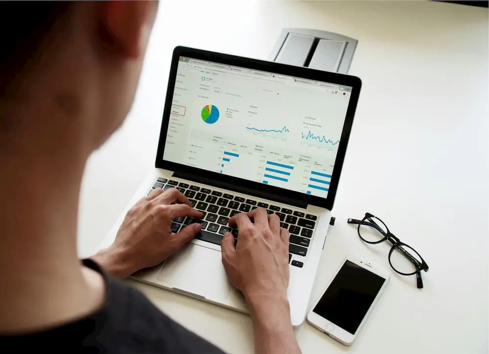 Man vid dator