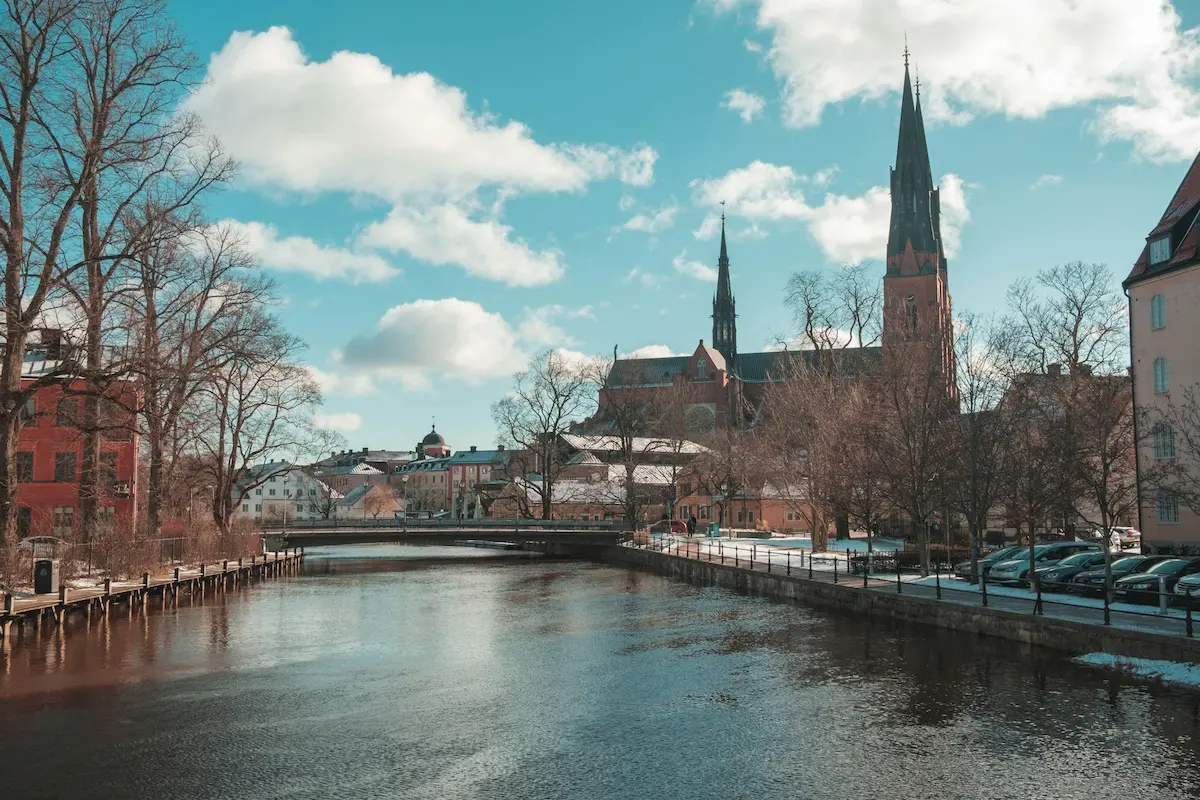 Bild på kyrka vid vatten i Uppsala
